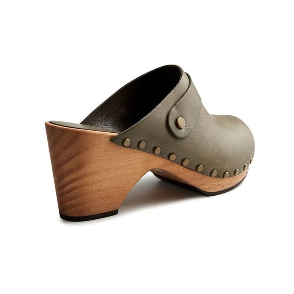 Lisa B classic high heeled clogs in green. 39